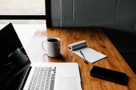 Schreibtisch mit Laptop für Karriere